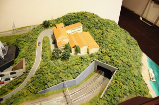 Illustration for article titled A Hotel Room Where Train Nerds Can Get Action. Train Action.